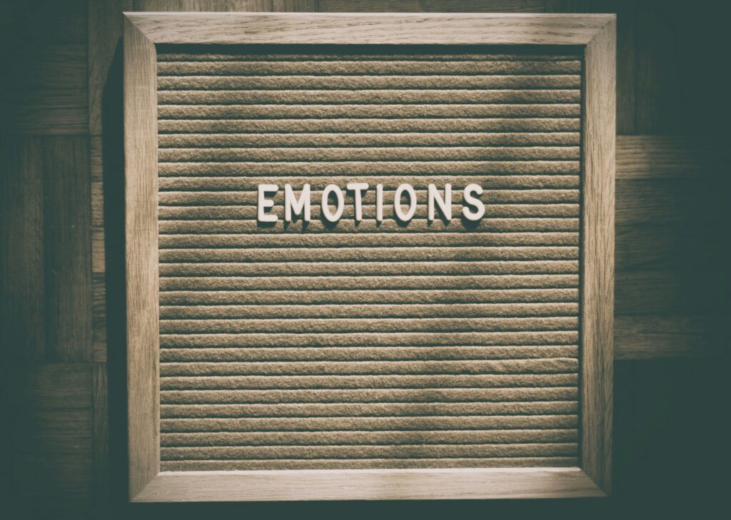 「EMOTIONS」と書かれたボードのクローズアップ写真。感情を閉じ込めたような静かな雰囲気。